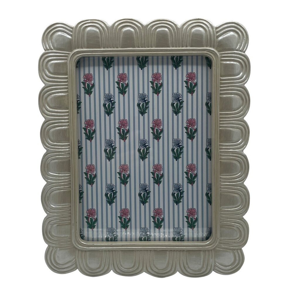 Pearlized Scalloped 5x7 Picture Frame